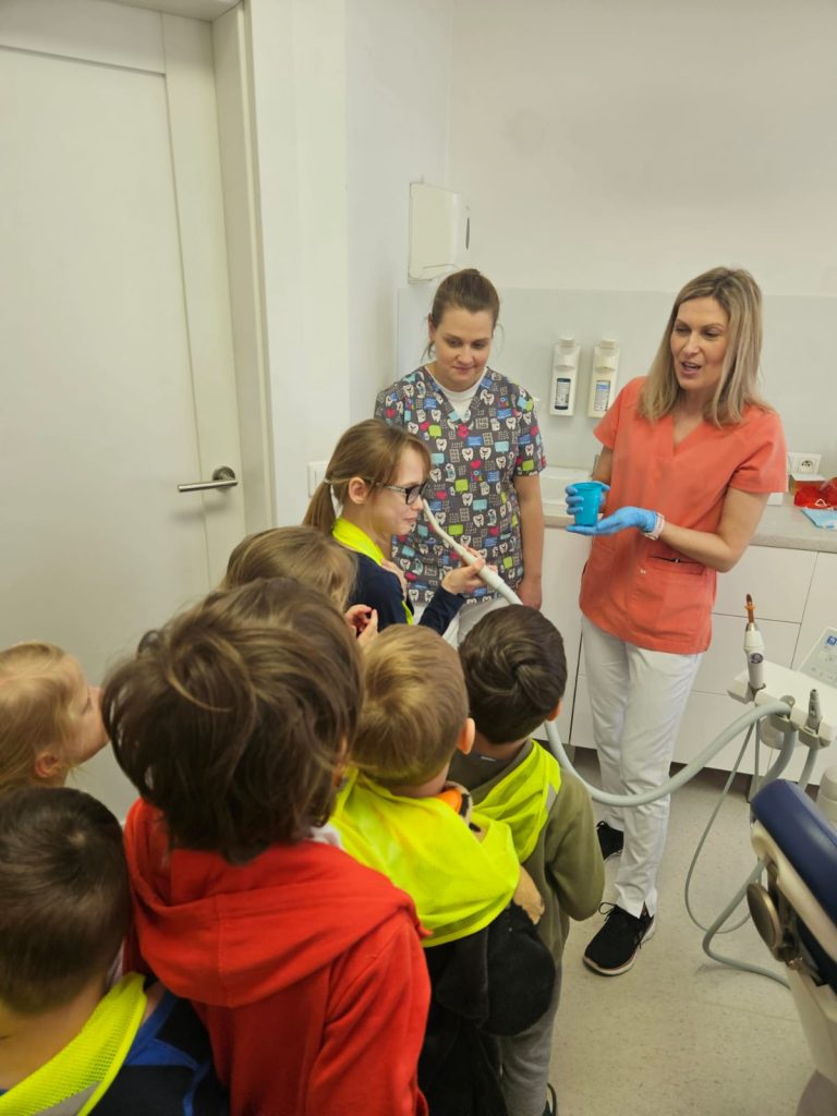 wizyta dzieci z Przedszkola Piccolo w gabinecie stomatologicznym Chrobry Stomatologia 